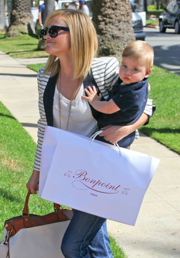 Sac Bonpoint à la main, Reese Witherspoon se rend chez une amie avec son fils Tennessee à Brentwood, le 20 Juin 2013.