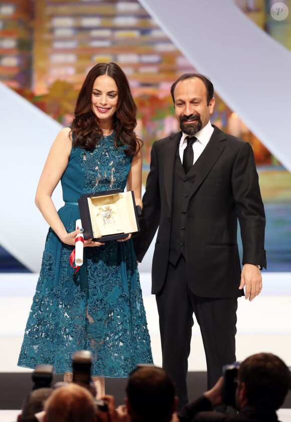 Bérénice Bejo avec son prix d'interprétation féminine et le réalisateur qui l'a dirigé dans Le Passé, lors du Festival de Cannes le 26 mai 2013