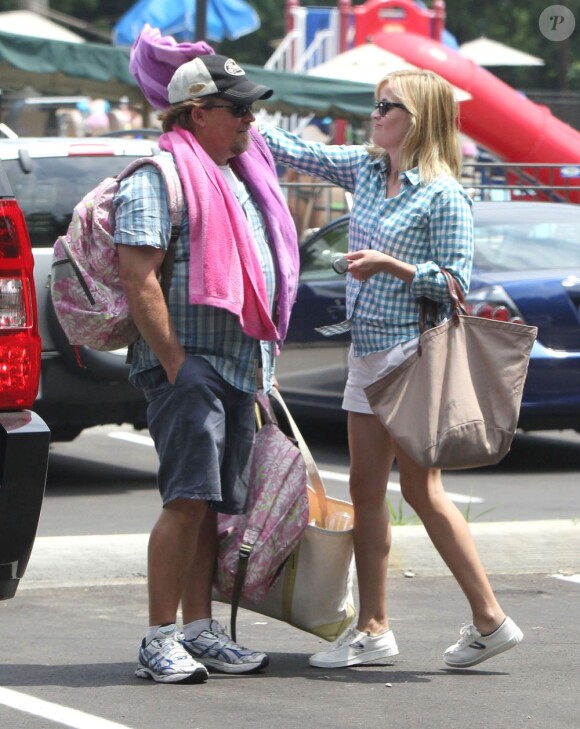 L'actrice Reese Witherspoon, son frère John et son fils Deacon se rendent à la piscine à Nashville. Le 17 juin 2013.