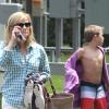 Reese Witherspoon, son frère John et son fils Deacon se rendent à la piscine à Nashville. Le 17 juin 2013.