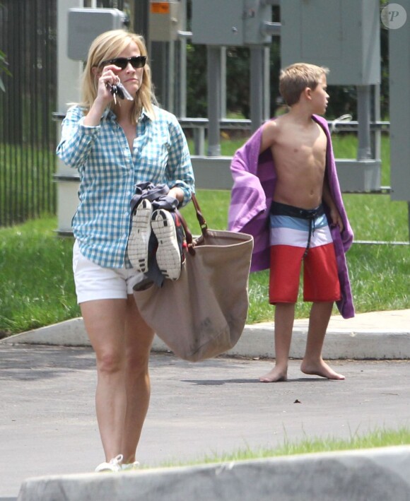 Reese Witherspoon, son frère John et son fils Deacon se rendent à la piscine à Nashville. Le 17 juin 2013.