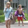 Reese Witherspoon, son frère John et son fils Deacon à la piscine à Nashville. Le 17 juin 2013.