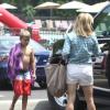 Reese Witherspoon, son frère John et son fils Deacon se rendent à la piscine à Nashville. Le 17 juin 2013.