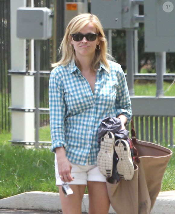 Reese Witherspoon, son frère John et son fils Deacon (9 ans) se rendent à la piscine à Nashville. Le 17 juin 2013.