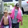 Reese Witherspoon, son frère et son fils Deacon se rendent à la piscine à Nashville. Le 17 juin 2013.