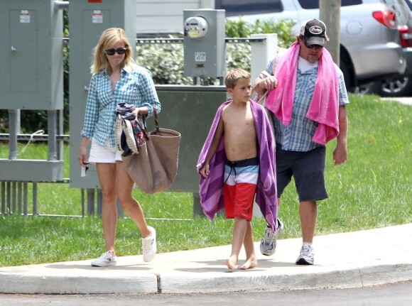 Reese Witherspoon, son frère et son fils Deacon se rendent à la piscine à Nashville. Le 17 juin 2013.