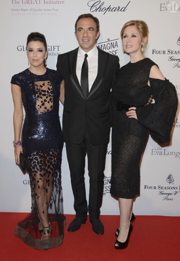 Eva Longoria, entourée de Lara Fabian et Nikos Aliagas, à la 4e édition du Global Gift Gala, que l'actrice coprésidait et que présentait Nikos Aliagas, au George V à Paris, le 13 mai 2013.