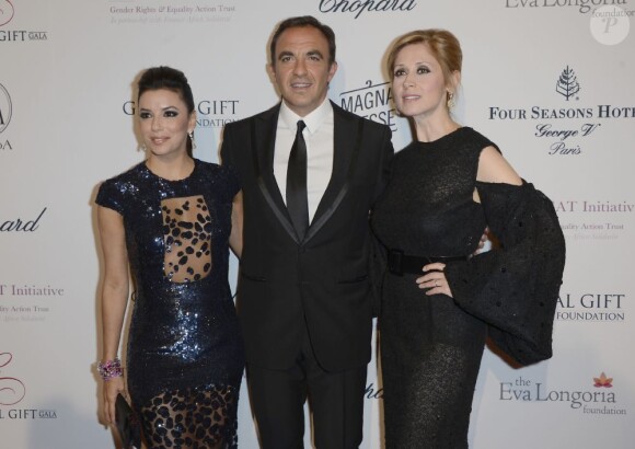 Eva Longoria, entourée de Lara Fabian et Nikos Aliagas, à la 4e édition du Global Gift Gala, que l'actrice coprésidait et que présentait Nikos Aliagas, au George V à Paris, le 13 mai 2013.
