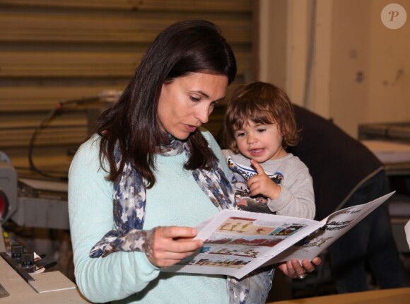 Exclusif - Adeline Blondieau et sa fille Wilona à l'imprimerie PPO où la star de "Sous le soleil de Saint Tropez" imprime sa bande dessinée "Les Pochitos", à Palaiseau le 28 Mai 2013.