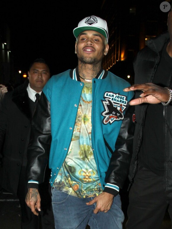 Le chanteur Chris Brown quitte, accompagné de son garde du corps, le club "Roxbury" à Hollywood, le 3 janvier 2013.