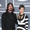 Dave Grohl et sa femme Jordan Grohl à la 55e cérémonie des Grammy Awards à Los Angeles, le 10 février 2013.