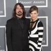 Dave Grohl et sa femme Jordyn Blum à la 55e cérémonie des Grammy Awards à Los Angeles, le 10 février 2013.