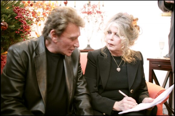 Johnny Hallyday et Brigitte Bardot réunis pour le Noël des animaux, organisé par la Fondation Bardot, à Levallois-Perret, le 18 décembre 2004.
