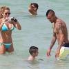 Arturo Vidal, joueur star de la Juventus de Turin, profite de ses vacances à Miami avec son épouse Maria Teresa Matus et leur fils Alonso le 25 juin 2013