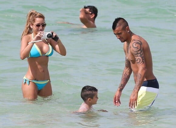 Arturo Vidal, joueur star de la Juventus de Turin, profite de ses vacances à Miami avec son épouse Maria Teresa Matus et leur fils Alonso le 25 juin 2013