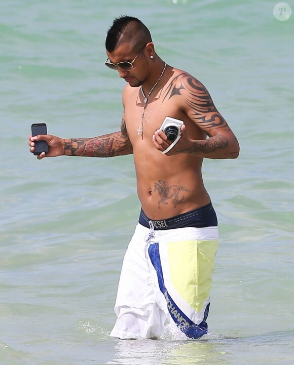 Arturo Vidal, joueur star de la Juventus de Turin, profite de ses vacances à Miami avec son épouse Maria Teresa Matus et leur fils Alonso le 25 juin 2013
