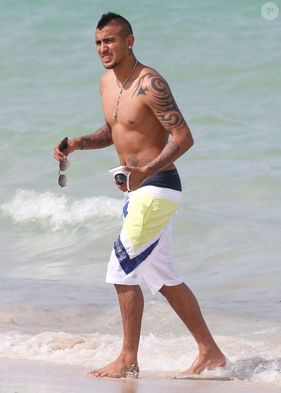 Arturo Vidal, joueur star de la Juventus de Turin, profite de ses vacances à Miami avec son épouse Maria Teresa Matus et leur fils Alonso le 25 juin 2013