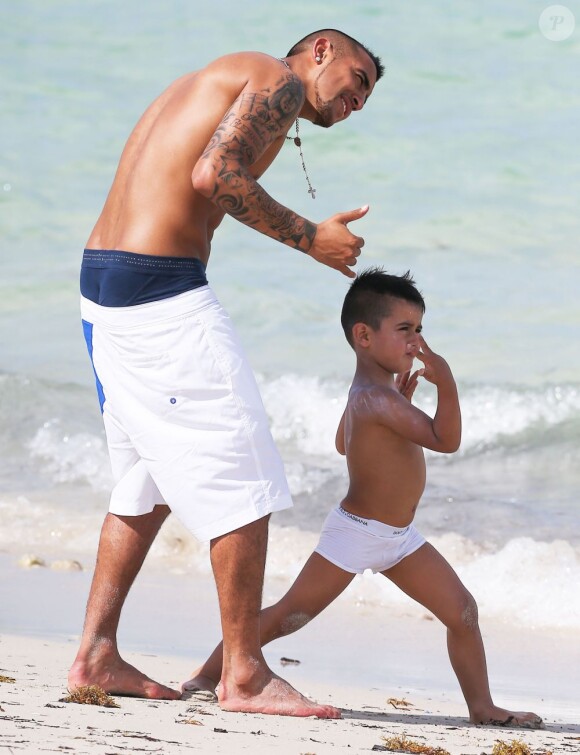 Arturo Vidal, joueur star de la Juventus de Turin, papa modèle à Miami avec son fils Alonso le 25 juin 2013