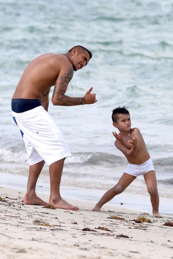 Arturo Vidal, joueur star de la Juventus de Turin, profite de ses vacances à Miami avec son épouse Maria Teresa Matus et leur fils Alonso le 25 juin 2013