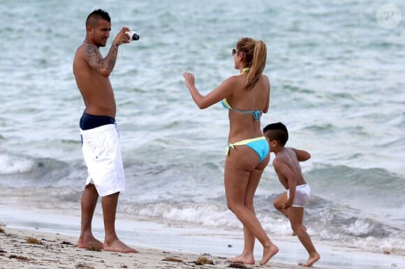 Arturo Vidal, joueur star de la Juventus de Turin, profite de ses vacances à Miami avec son épouse Maria Teresa Matus et leur fils Alonso le 25 juin 2013