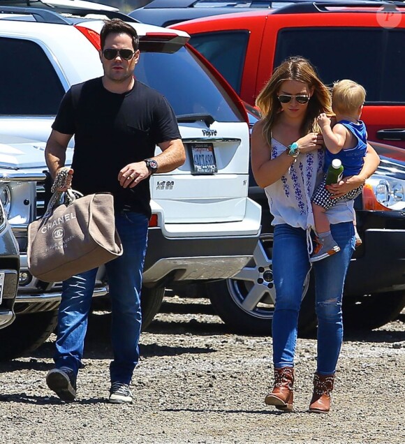 La belle Hilary Duff et son mari Mike Comrie emmènent leur fils Luca à Underwood Family Farm, à Los Angeles, le 22 juin 2013.