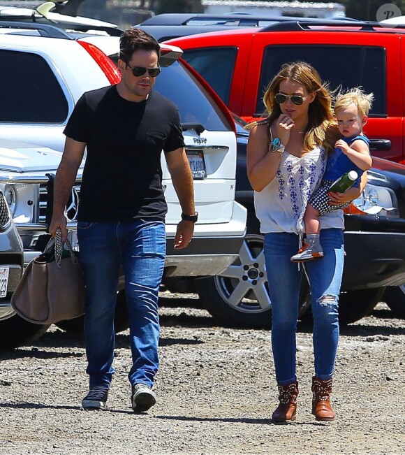 La jolie Hilary Duff et son mari Mike Comrie emmènent leur fils Luca à Underwood Family Farm, à Los Angeles, le 22 juin 2013.