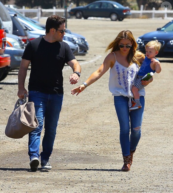 Hilary Duff et son époux Mike Comrie emmènent leur fils Luca à Underwood Family Farm, à Los Angeles, le 22 juin 2013.