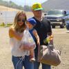 Hilary Duff et son mari Mike Comrie emmènent leur fils Luca à Underwood Family Farm, à Los Angeles, le 22 juin 2013.