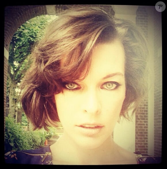 Milla Jovovich a dévoilé sa nouvelle coiffure sur les réseaux sociaux. Juin 2013.