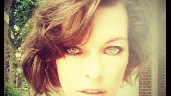 Milla Jovovich affiche fièrement sa nouvelle coupe sur Twitter