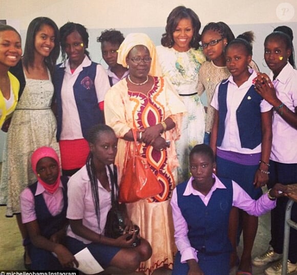 Photo de Michelle Obama, entourée d'écolières de Dakar et de sa fille Malia à Dakar le 27 juin 2013
Compte Instagram de Michelle Obama