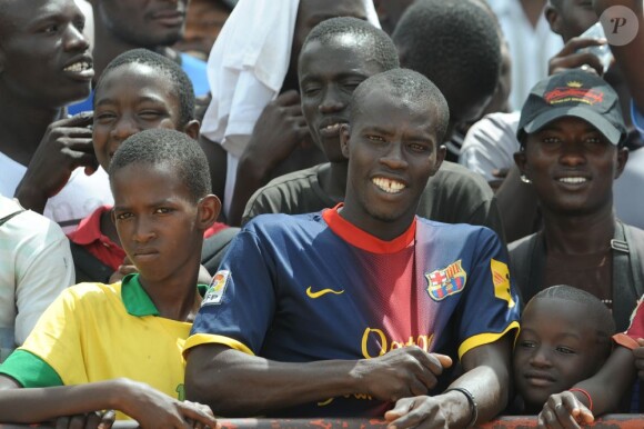 Des fans attendent le footballeur Lionel Messi en visite humanitaire pour lutter contre le paludisme au Sénégal à Saly le 27 juin 2013.