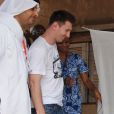 Le footballeur du FC Barcelone Lionel Messi en visite humanitaire pour lutter contre le paludisme au Sénégal à Saly le 27 juin 2013.