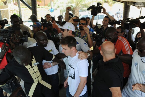 Le footballeur argentin Lionel Messi en visite humanitaire pour lutter contre le paludisme au Sénégal à Saly le 27 juin 2013.