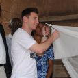 Lionel Messi en visite humanitaire pour lutter contre le paludisme au Sénégal à Saly le 27 juin 2013.