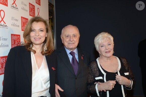 Valérie Trierweiler, Pierre Bergé et Line Renaud au Dîner de la mode pour le Sidaction au Pavillon d'Armenonville à Paris, le 24 janvier 2013.