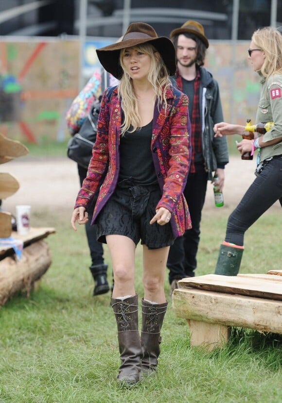 A copier : le look de festival de Sienna Miller à Glastonbury !