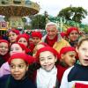 Guy Lux entouré d'enfants qu'il avait emmenés à la fête foraine de Boulogne grâce à son association Pas d'enfants sans vacances, octobre 2002.