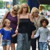 Heidi Klum en pleine balade avec sa mère Erna et ses enfants Leni et Johan à New York le 29 juin 2013.