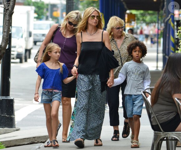 Heidi Klum en pleine balade avec sa mère Erna et ses enfants Leni et Johan à New York le 29 juin 2013.