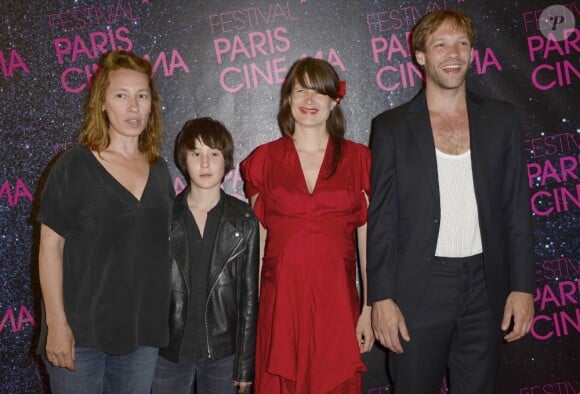 Emmanuelle Bercot, la chanteuse Camille et Paul Hamy assistent à la première du film Elle s'en va, lors du Festival Paris Cinéma, à Paris, le 30 juin 2013.