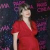 La chanteuse Camille, très enceinte, assiste à la première du film Elle s'en va, lors du Festival Paris Cinéma, à Paris, le 30 juin 2013.