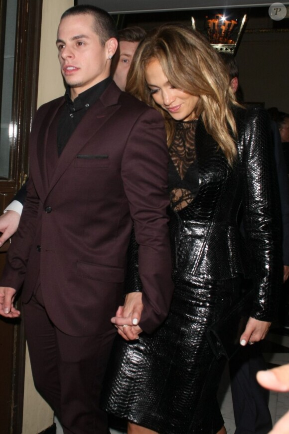 Jennifer Lopez et Casper Smart à la sortie de leur hôtel à Londres le 01 juin 2013.