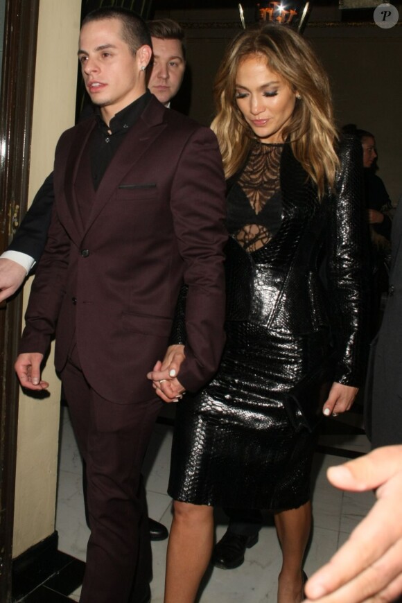 Jennifer Lopez et Casper Smart à la sortie de leur hôtel à Londres le 1 juin 2013.