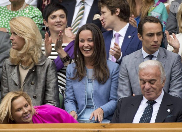Pippa Middleton et son frère James ont assisté à un match du tournoi de tennis de Wimbledon à Londres, le 24 Juin 2013.