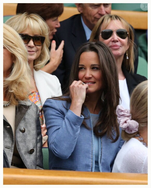 Pippa Middleton et son frère James ont assisté à un match du tournoi de tennis de Wimbledon à Londres, le 24 Juin 2013.