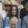 Pippa Middleton et son frère James ont assisté à un match du tournoi de tennis de Wimbledon à Londres, le 24 Juin 2013.
