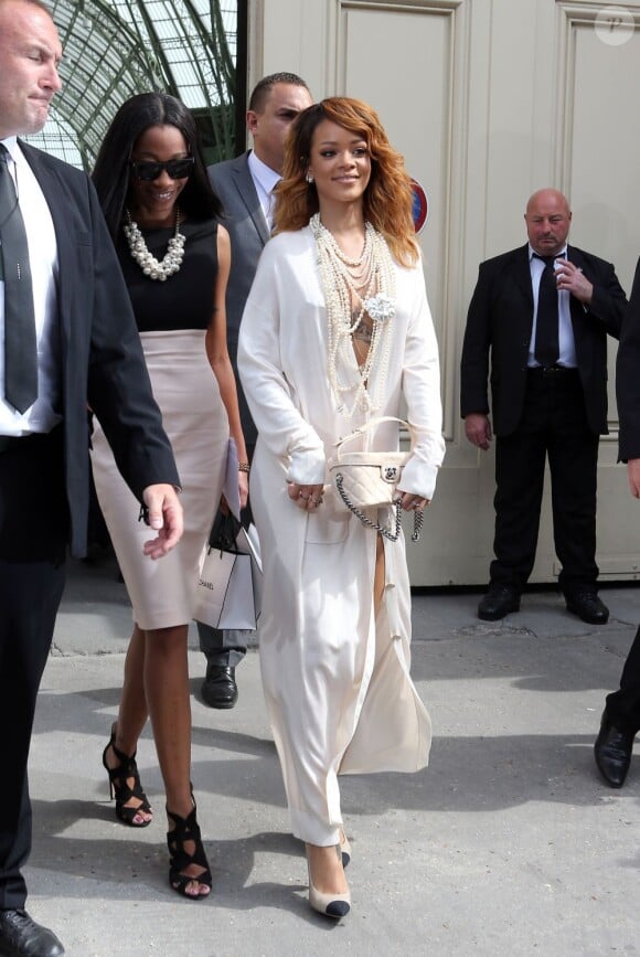 Rihanna et son amie Melissa Forde lors du défilé Chanel Haute Couture à Paris le 2 juillet 2013
