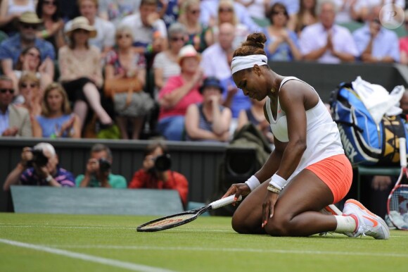 Serena Williams à terre lors de son huitième de finale perdu face à Sabine Lesicki, le 1er juillet 2013 au All England Lawn Tennis and Croquet Club de Wimbledon à Londres