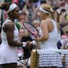 Sabine Lisicki et Serena Williams lors du huitième de finale gagné par la première, le 1er juillet 2013 au All England Lawn Tennis and Croquet Club de Wimbledon à Londres
